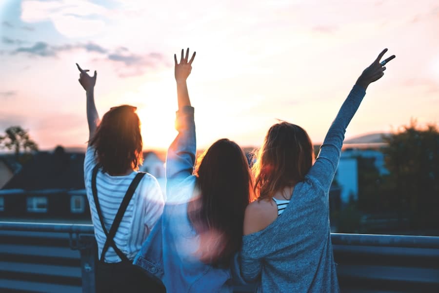 Trois copines complices, lumière chaude